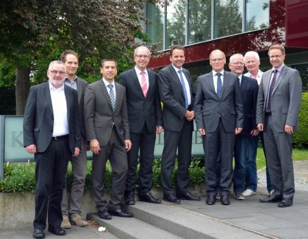 Treffen im Paderborner Kreishaus im Mai 2015 - von links nach rechts: Bürgermeister Josef Hartmann (Lichtenau), Thomas Jürgenschellert (Stadt Paderborn), Bürgermeister Burkhard Schwuchow (Büren), Landrat Manfred Müller, Dr. Urban Keussen (TenneT TSO GmbH), Jochen Homann (Bundesnetzagentur), Bürgermeister Winfried Menne (Bad Wünnenberg), Heinz Drüke (Stadt Delbrück) und Bürgermeister Ulrich Berger (Salzkotten)